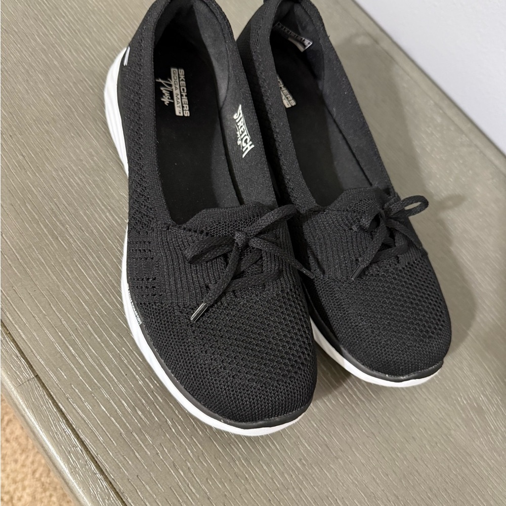 Women’s sketcher sneakers